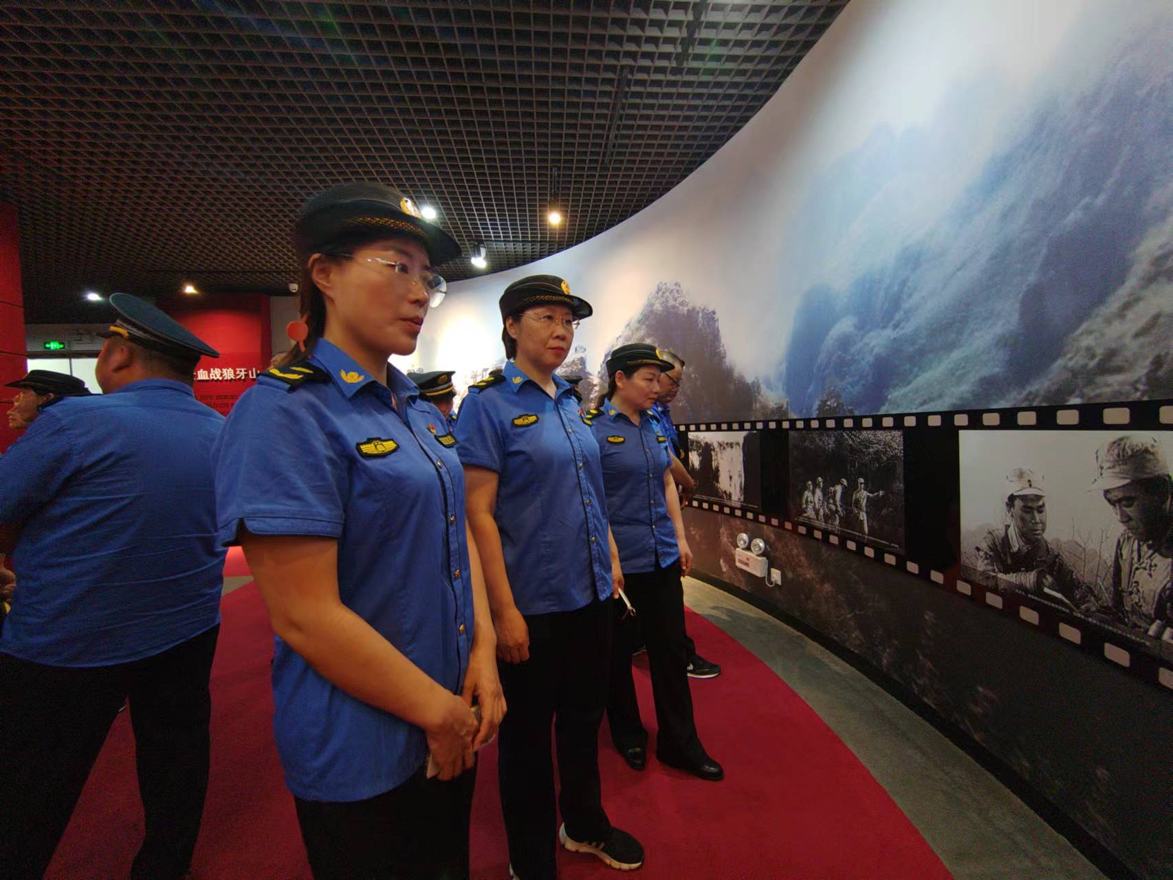 保定徐水区执法局开展“弘扬革命精神、传承红色基因” 主题活动_fororder_党组成员带头参观狼牙山五勇士陈列馆 摄影 袁达