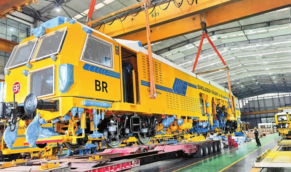 3台大型铁路养护机械从昆明启运孟加拉国_fororder_c476