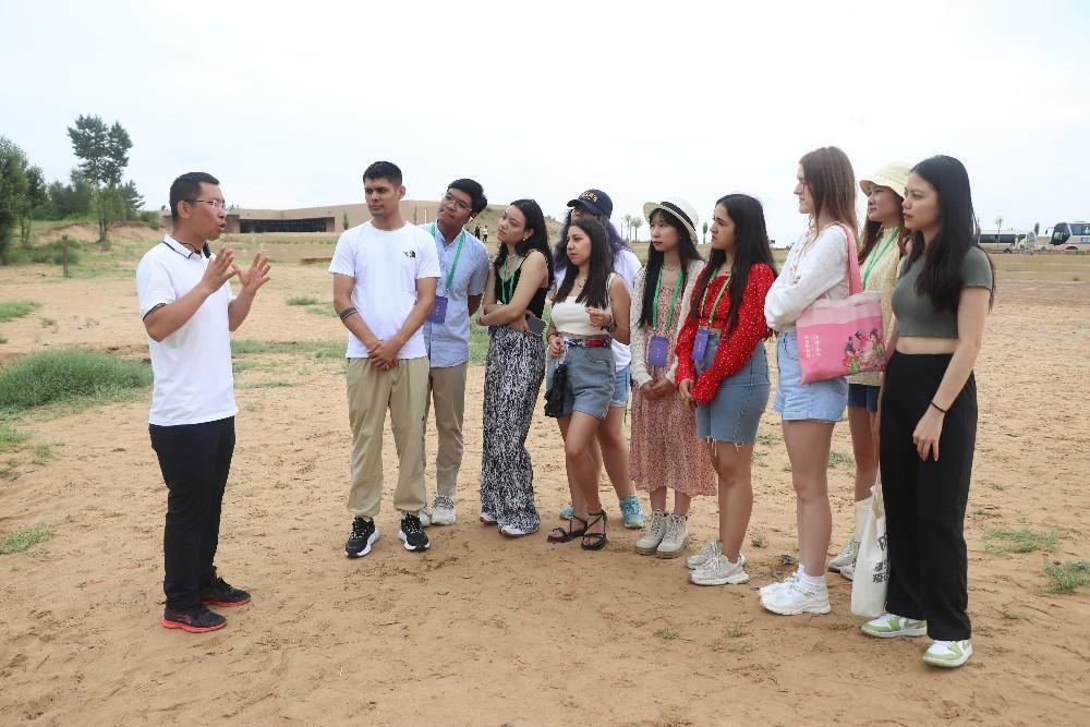 “打卡中国”参访团走进靖边统万城遗址:穿越千年 探秘“最后的王城” “打卡中国”参访团走进靖边统万城遗址:穿越千年 探秘“最后的王城”_fororder_图片4