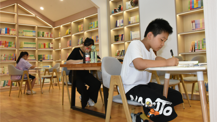 石家荘市裕華区：公園内の図書室が学生たちの夏の新スポットに