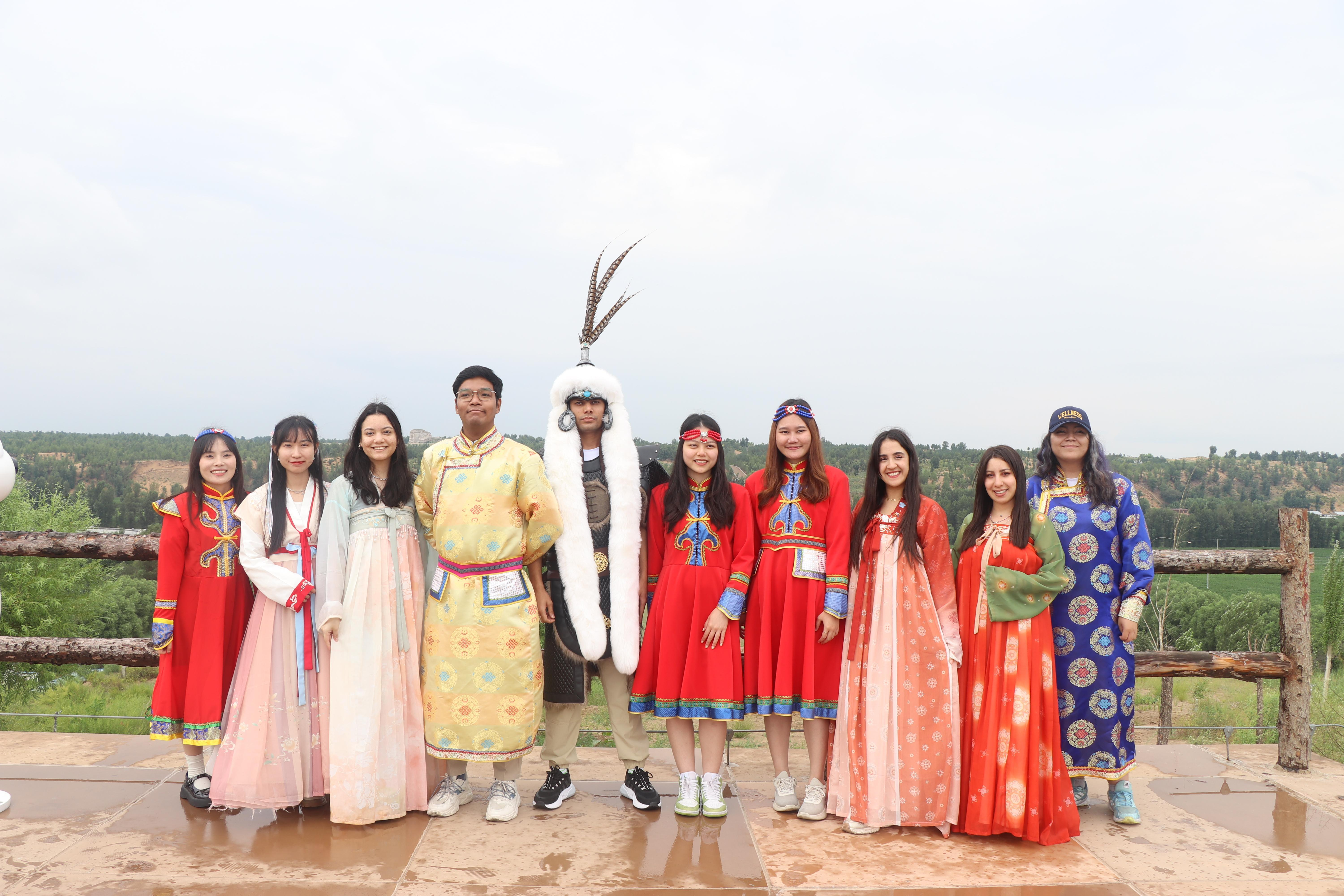 “打卡中国”参访团走进靖边统万城遗址:穿越千年 探秘“最后的王城” “打卡中国”参访团走进靖边统万城遗址:穿越千年 探秘“最后的王城”_fororder_图片2