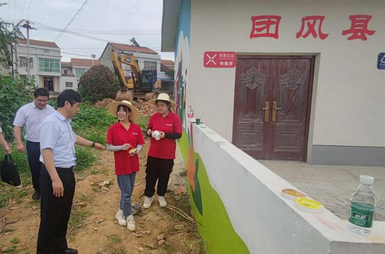 湖北商贸学院师生走进黄土岗村:用艺术墙绘助力乡村振兴 湖北商贸学院师生走进黄土岗村:用艺术墙绘助力乡村振兴