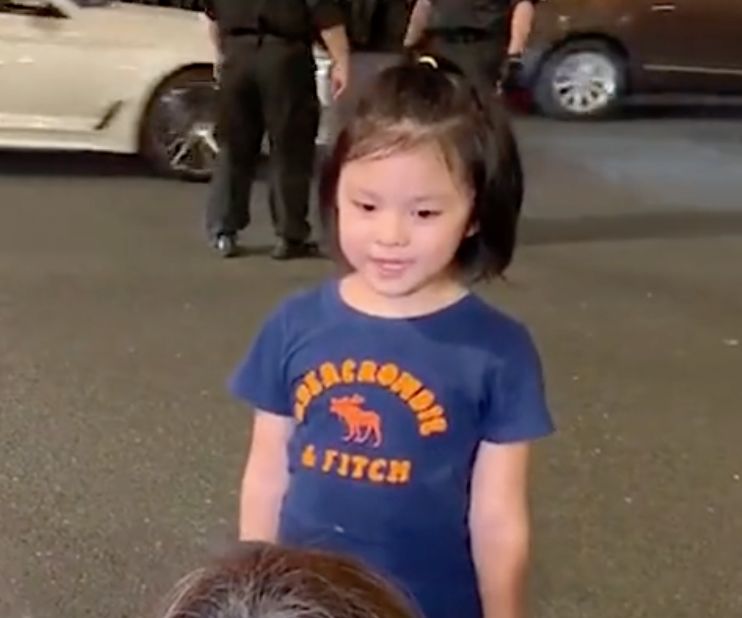 「央视新闻」暖哭！萌娃外滩找爸爸：“他两天没回家”