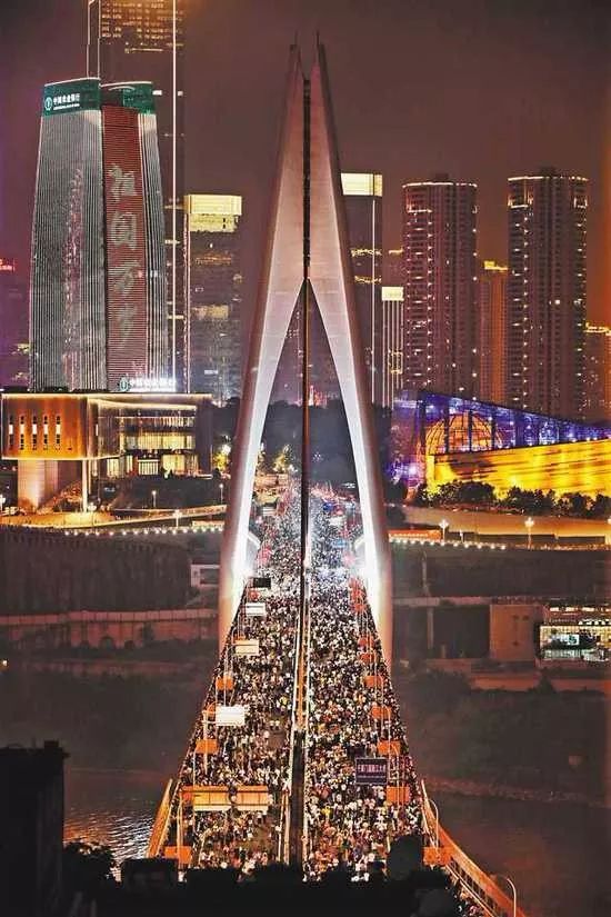 经济日报■重庆实力宠粉，为你腾出一座城！