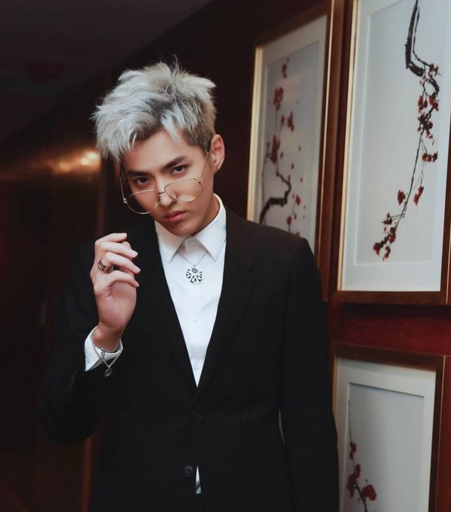 都是身高惹的祸！拍合照鹿晗垫脚吴亦凡弯腰
