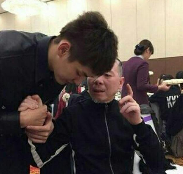 都是身高惹的祸！拍合照鹿晗垫脚吴亦凡弯腰