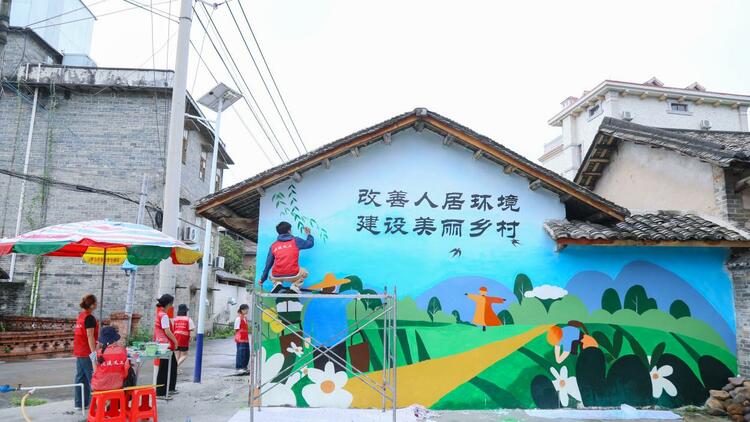 大学生志愿者用主题墙绘扮靓广西北流乡村 为乡村振兴赋能加码_fororder_1530BF56-B751-4F97-AE3C-FD5A734CF8D8