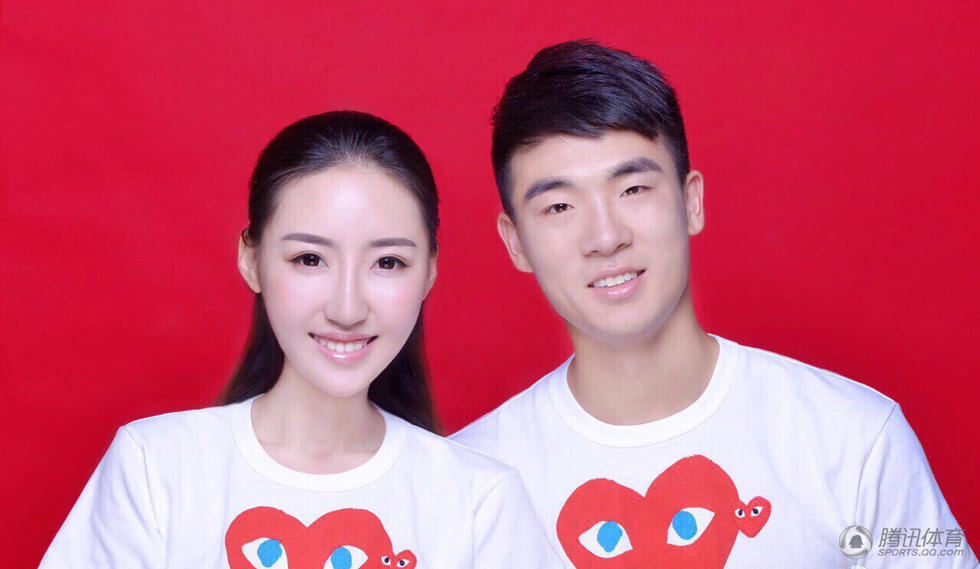 上港大将晒结婚证 高调示爱美艳娇妻