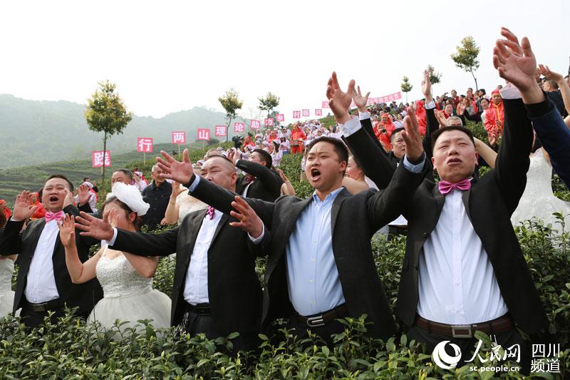 （乐游美食列表）大竹“喊山开茶”节 茶农集体拍婚纱照庆丰收