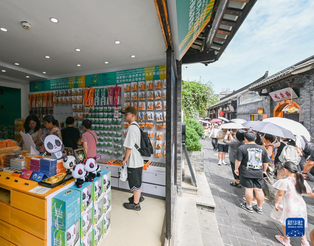 新华全媒+丨大运熊猫特许商品受热捧