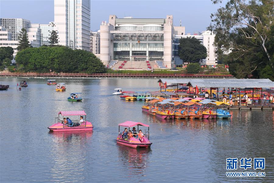 「新华网」国庆期间全国共接待国内游客7.82亿人次