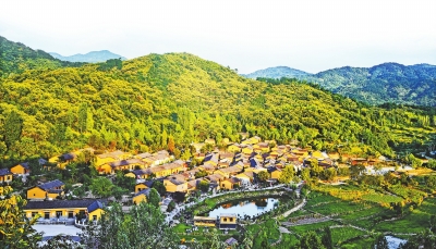 【旅游资讯-图片】【图说4】(页面标题:大别山风景这边独好)大别山风景这边独好 国庆长假新县光山客流量井喷式增长