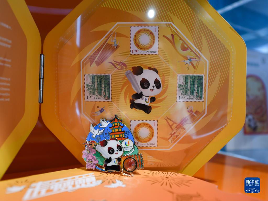 新华全媒+丨大运熊猫特许商品受热捧