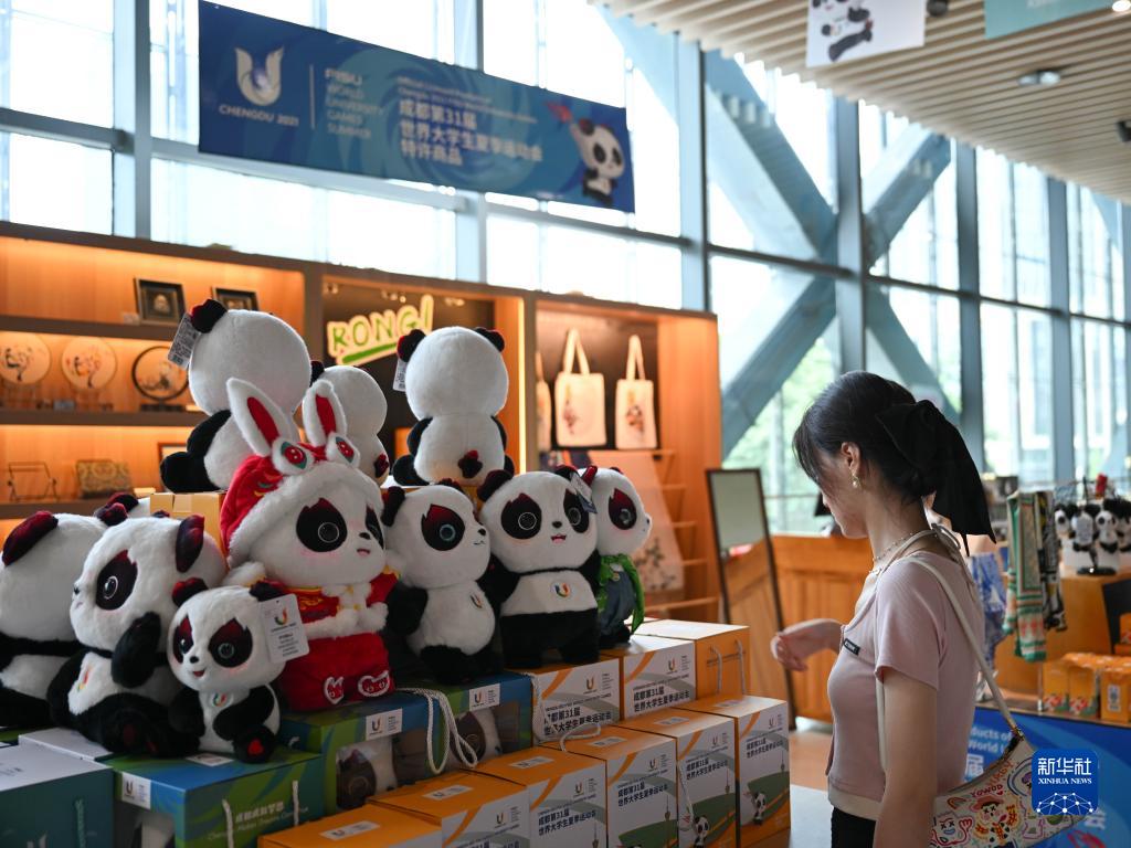 新华全媒+丨大运熊猫特许商品受热捧