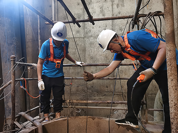 国润水务:高温下“汗”卫供水安全 多措举保障城市供水_fororder_水井清沙-供图-王迪平