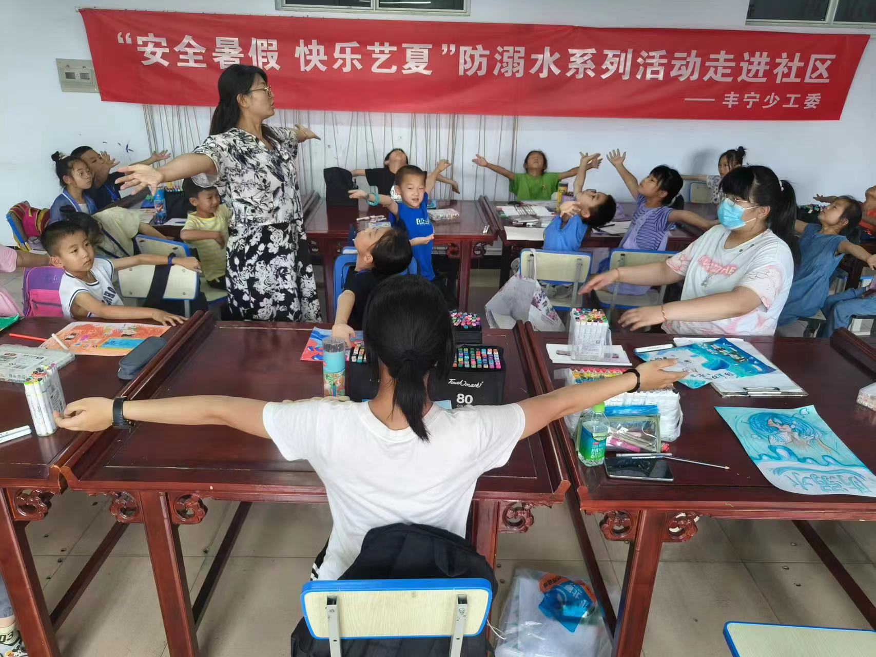 图片默认标题_fororder_老师向孩子们讲解暑期防溺水安全常识 宣传部提供