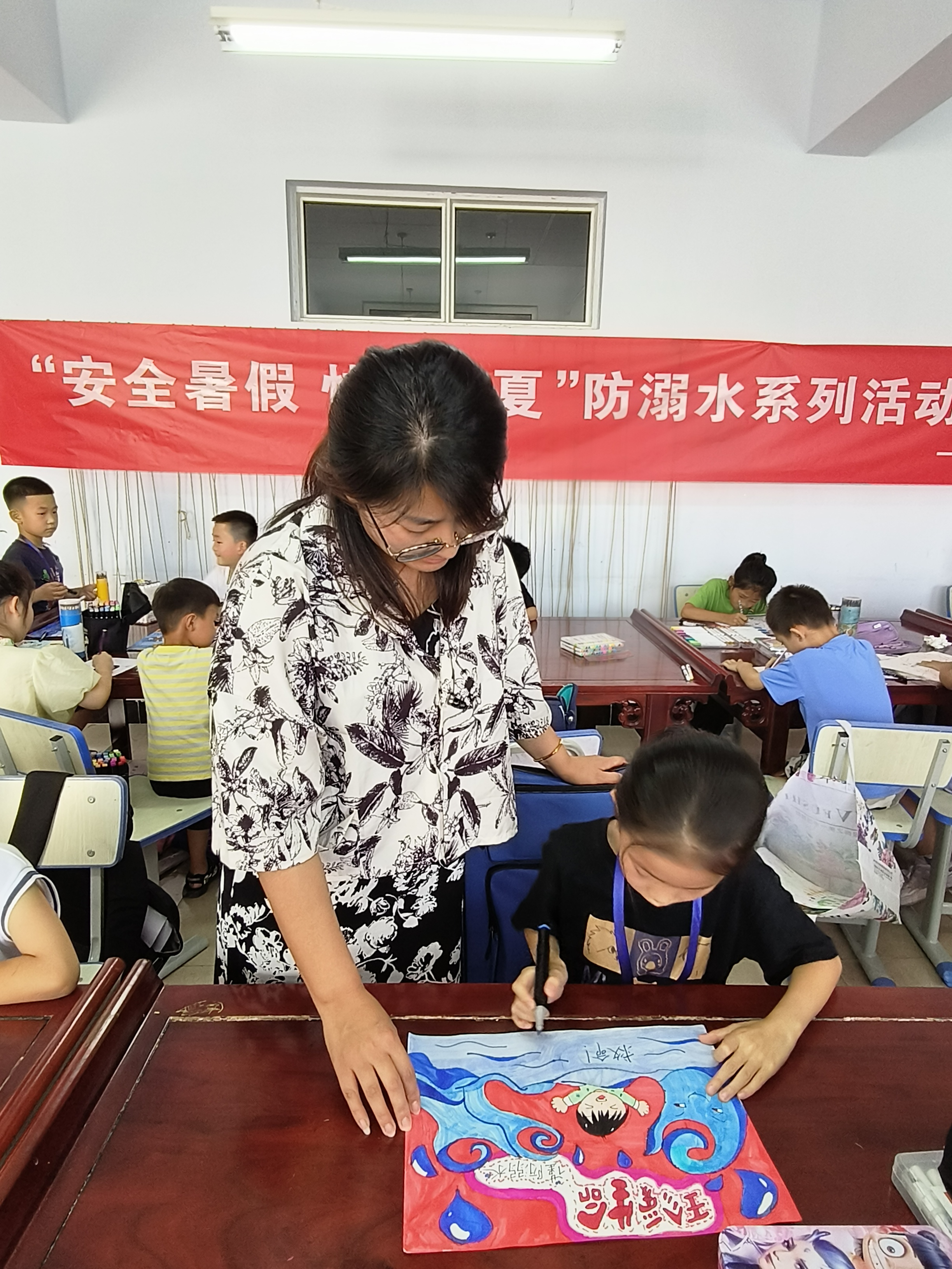 图片默认标题_fororder_在老师指导下,孩子们绘制小报 宣传部提供