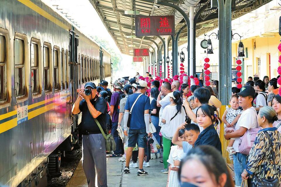红河州开远市庆祝米轨客运列车开行5周年_fororder_e91