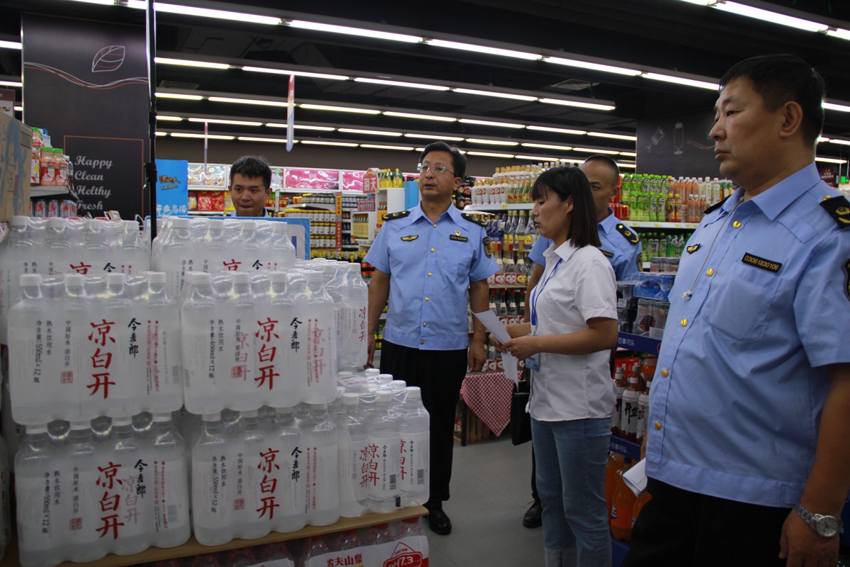 图片默认标题_fororder_市场监管人员检查直饮水商品 摄影 贾林静