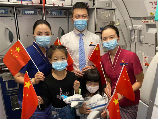 南航北方分公司乘务二部乘务长崔宏利:三十二载蓝天相伴 坚守热爱无悔芳华_fororder_崔宏利乘务组开展机上活动 摄影 赵娜