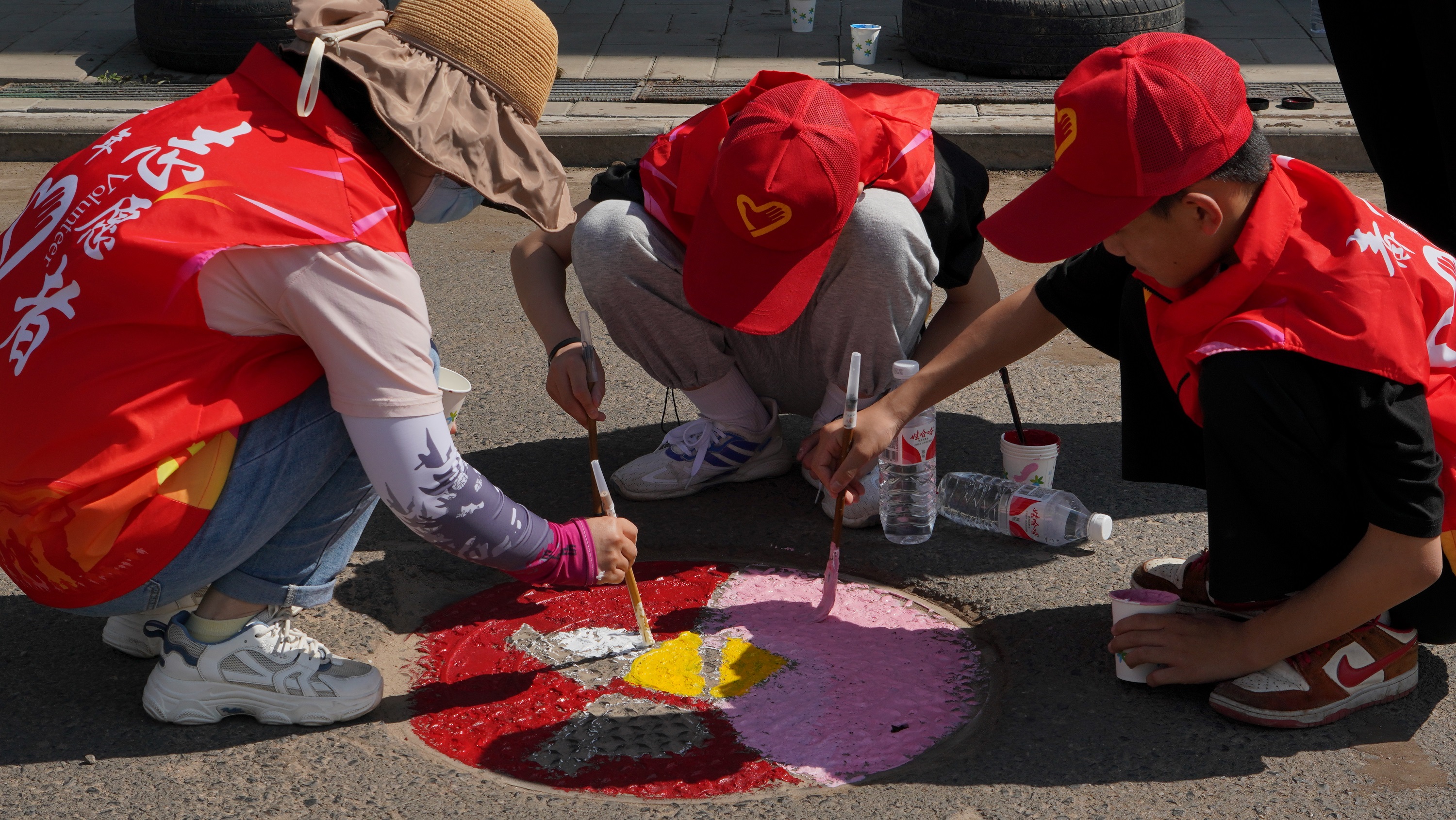 图片默认标题_fororder_小北沟村暑期放假中学在青年志愿者指导下生参与手绘活动 拍摄刘经纬.JPG