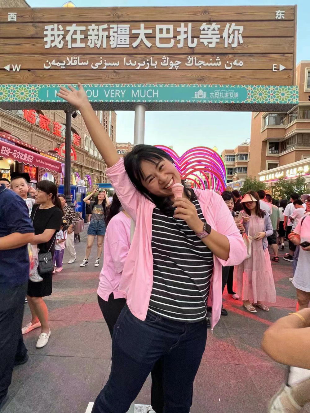 【2023打卡中国】火起来!外国网红夜游新疆大巴扎,感受乌鲁木齐“热度”(组图) 【2023打卡中国】火起来!外国网红夜游新疆大巴扎,感受乌鲁木齐“热度”(组图)_fororder_图片3_副本