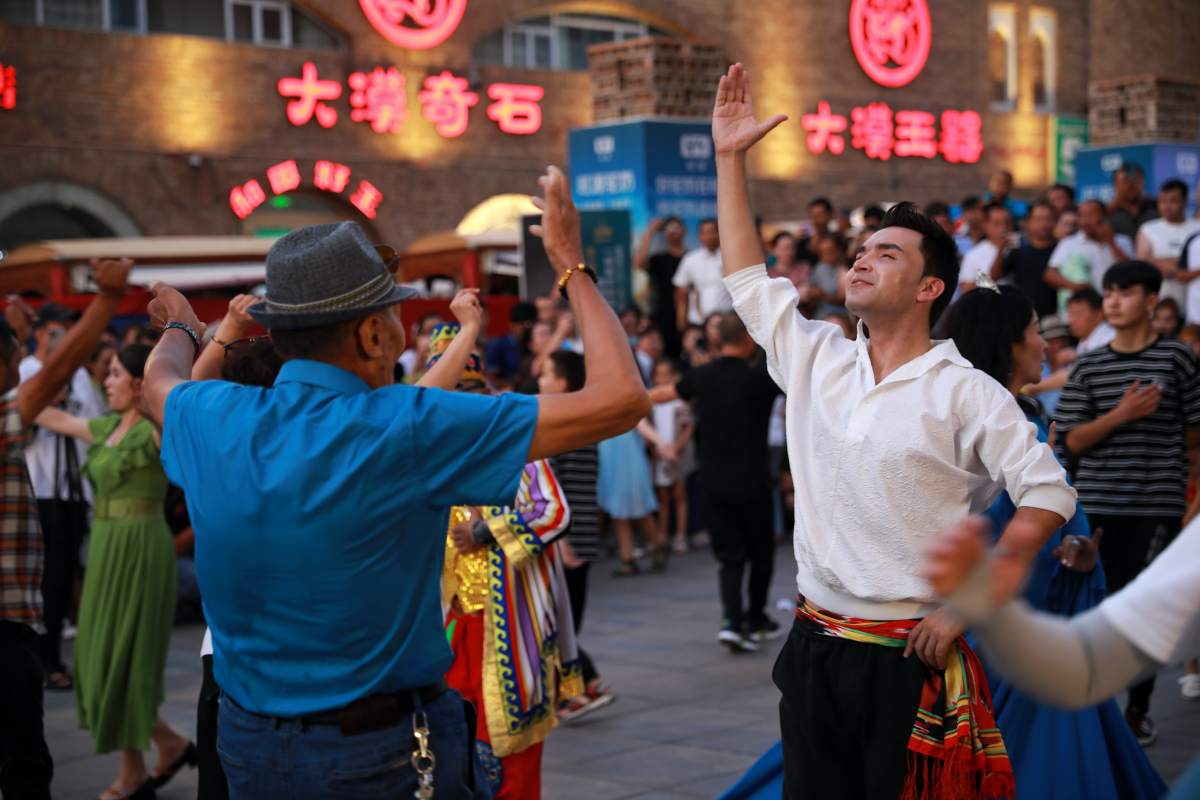 【2023打卡中国】火起来!外国网红夜游新疆大巴扎,感受乌鲁木齐“热度”(组图) 【2023打卡中国】火起来!外国网红夜游新疆大巴扎,感受乌鲁木齐“热度”(组图)_fororder_图片5_副本