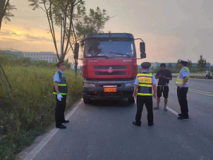 重庆一货车故意安装强光灯躲避检查 联合执法人员依法查获_fororder_图片2