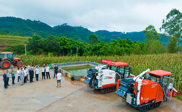 自贡贡井区:机械化耕种收割 助力高粱种植产业高速发展_fororder_2高粱机收现场会现场(摄影-廖志全)