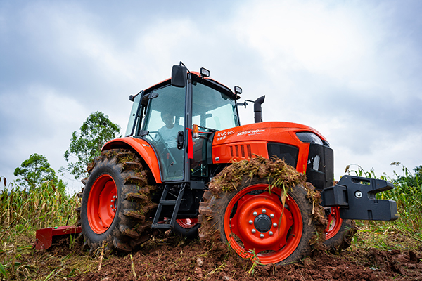 自贡贡井区:机械化耕种收割 助力高粱种植产业高速发展_fororder_6翻旋作业演示(摄影-廖志全)