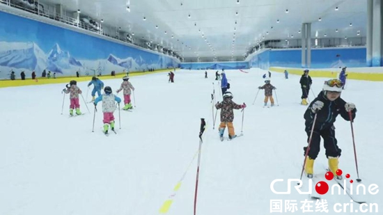 贵州关岭：国庆长假室内滑雪运动备受游客青睐