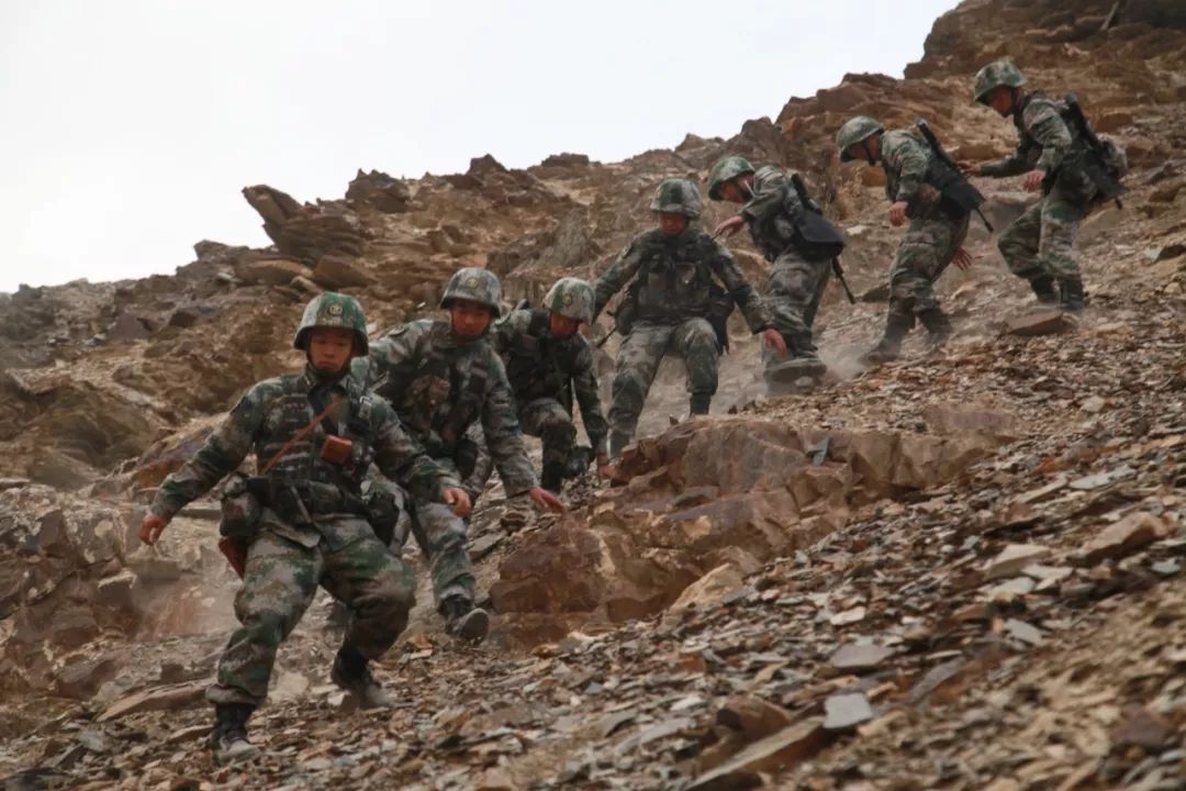 #解放军报#这个国庆，中国军人的身影一直在路上