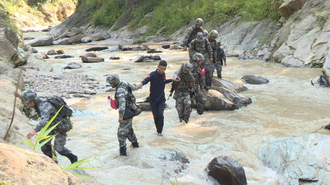 #解放军报#这个国庆，中国军人的身影一直在路上