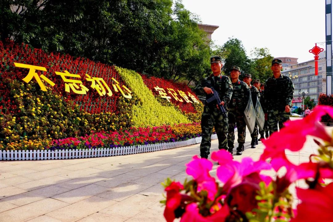 #解放军报#这个国庆，中国军人的身影一直在路上