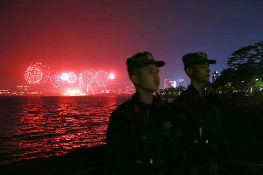 #解放军报#这个国庆，中国军人的身影一直在路上