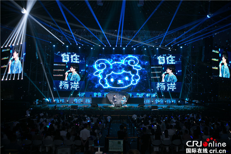 杨洋生日会首唱新歌 刘亦菲与恩师助阵惊喜不断