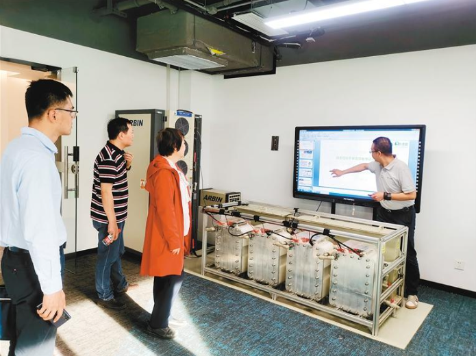 西安市高校科研人员“十年磨一剑”攻克世界级难题 可再生耐低温长寿命巨型“充电宝”实现量产_fororder_微信图片_20230801090427