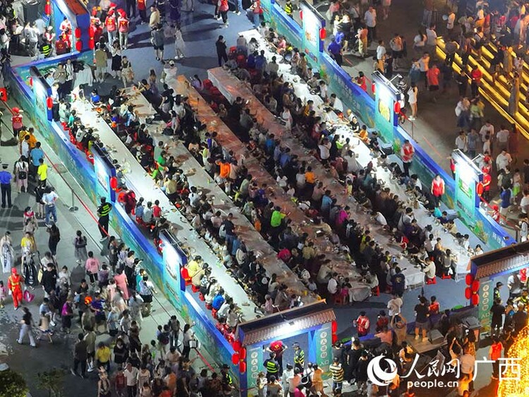 广西柳州：千人同场嗦粉 品尝地道风味