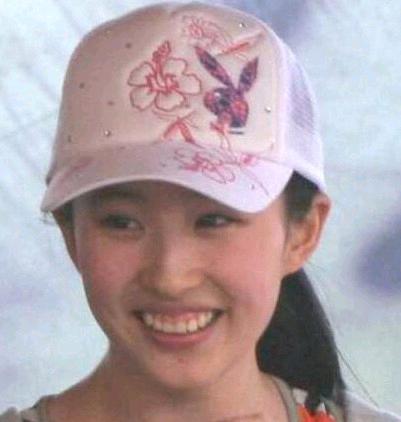 刘诗诗刘亦菲同框正面比美：刘诗诗温婉刘亦菲俏皮