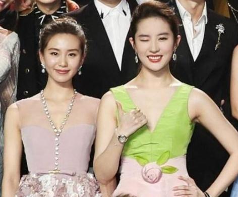 刘诗诗刘亦菲同框正面比美：刘诗诗温婉刘亦菲俏皮