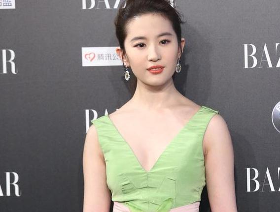刘诗诗刘亦菲同框正面比美：刘诗诗温婉刘亦菲俏皮