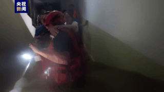 现场丨营救待产孕妇、安全转移独居老人……河北多地救援人员在行动