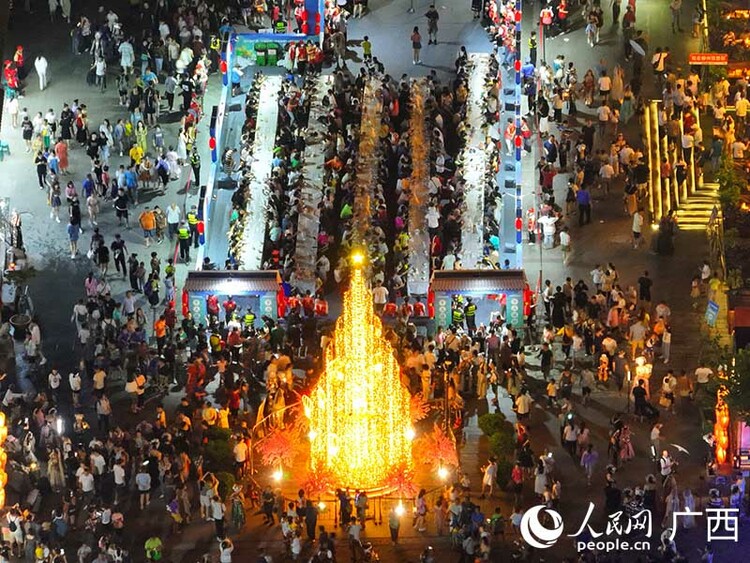 广西柳州：千人同场嗦粉 品尝地道风味