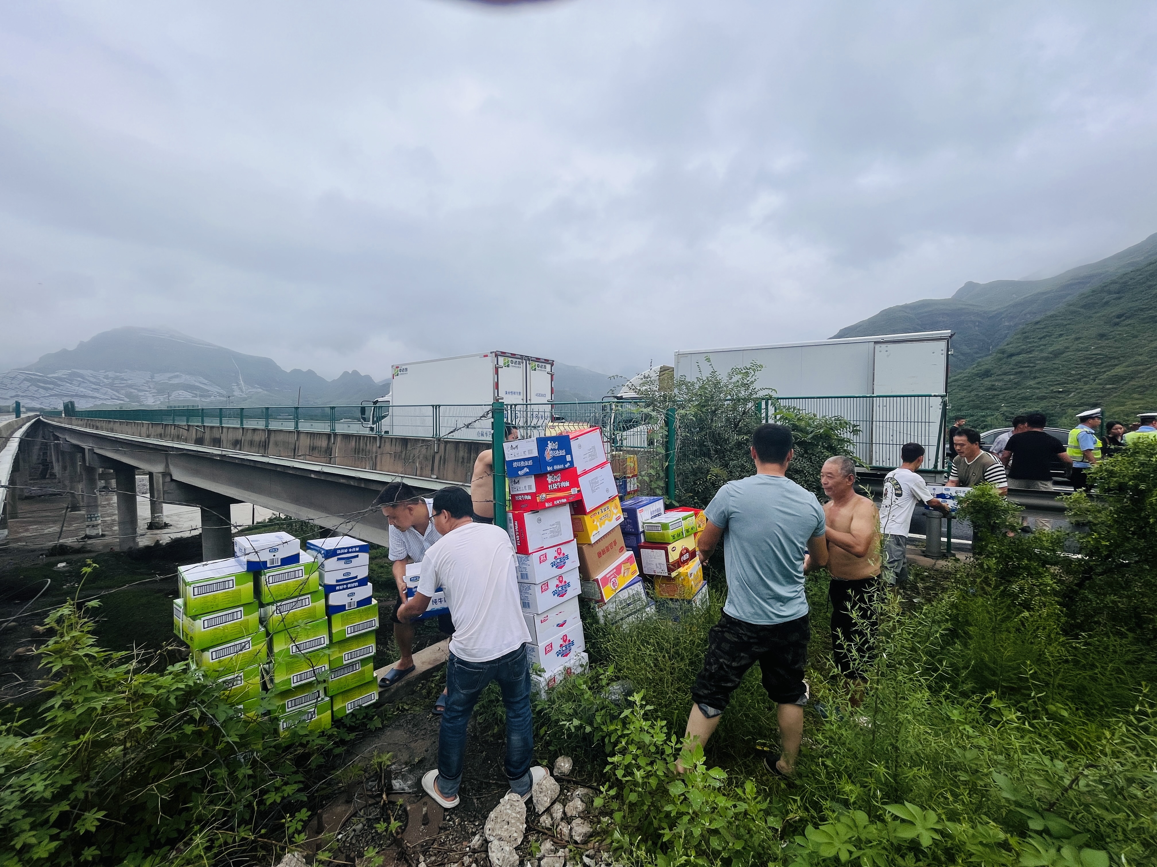 2_fororder_图为在涞水县娄村镇南安庄村,群众正在搬运救灾物资。(李金璐 摄).JPG