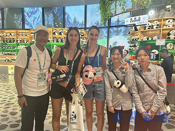 大运健儿游熊猫基地:将把这次难忘的成都之行分享给所有人_fororder_运动员参观熊猫基地-供图-成都成华区融媒体中心_2_