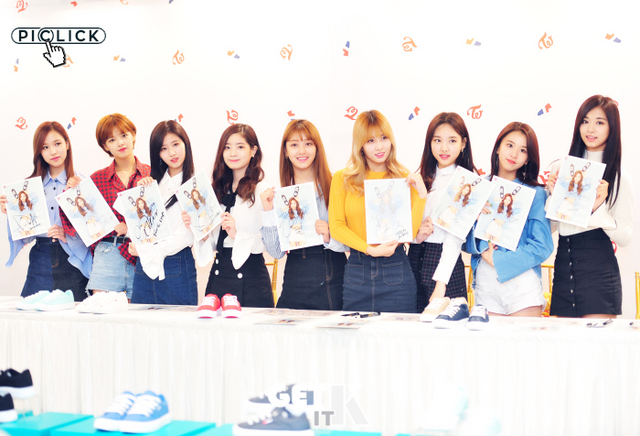 twice9人9色清纯迷人 周子瑜散发"女神魅力"