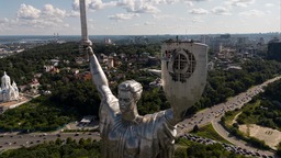这座欧洲最高雕像，苏联印记正被抹去……