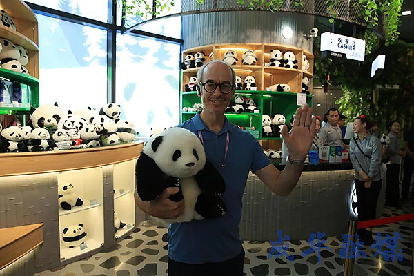 大运健儿游熊猫基地:将把这次难忘的成都之行分享给所有人_fororder_运动员参观熊猫基地-供图-成都成华区融媒体中心_3_