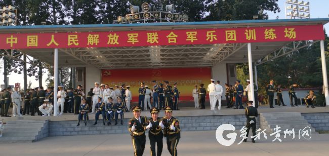 （副头条）国庆大阅兵上，贵州90后小伙参加联合军乐团演奏