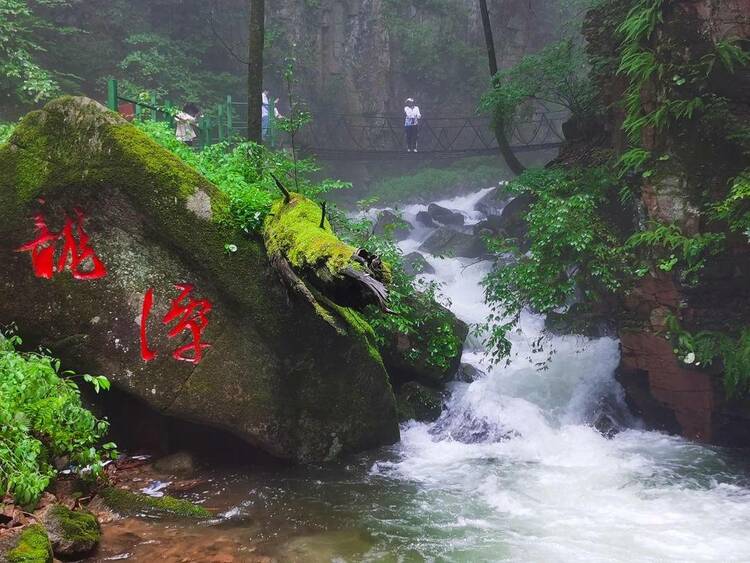 本溪：雨后枫林谷，瀑落如仙境